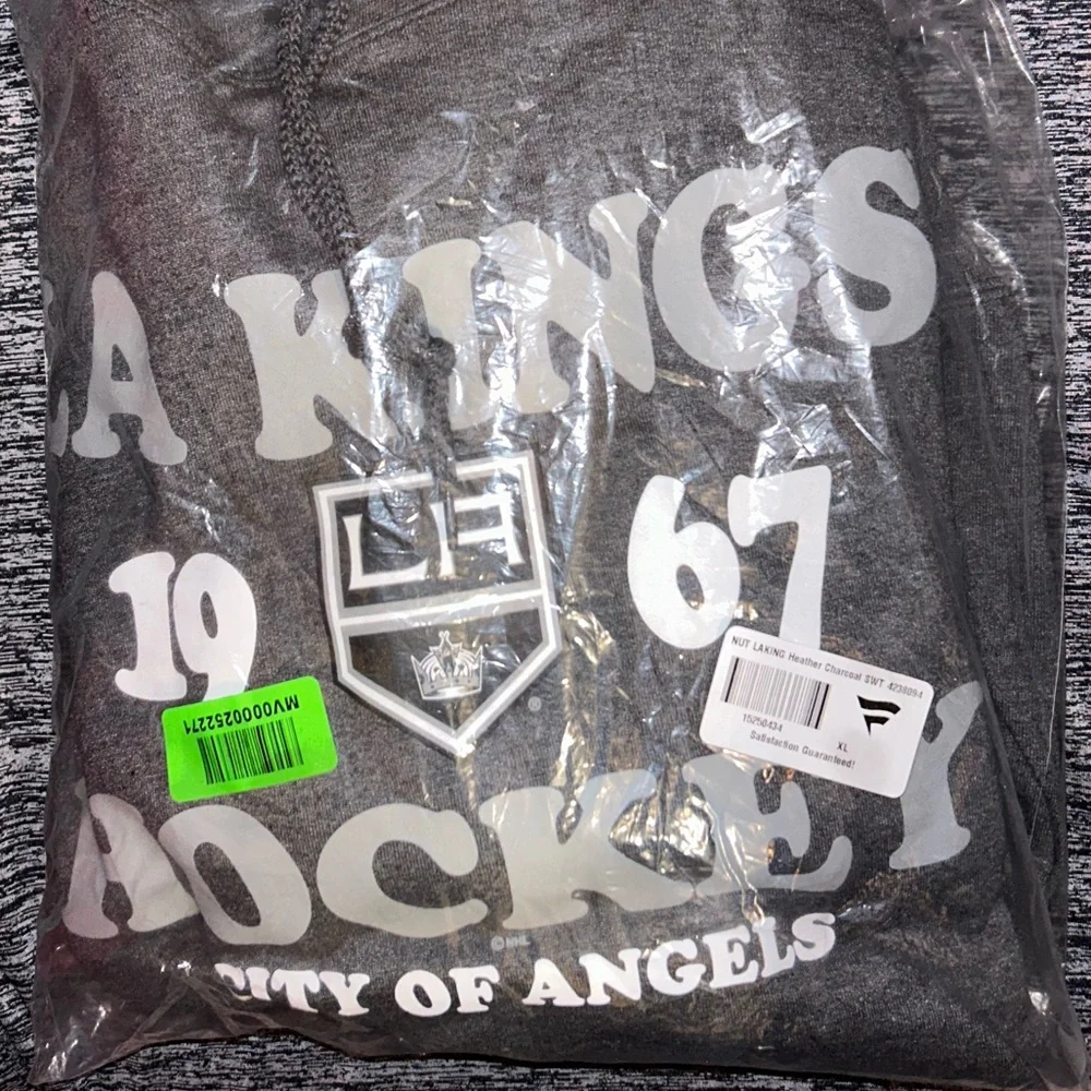 👑🏒🏟️ Los Angeles Kings NHL Hockey Marquee Stadium Hoodie 🏟️🥅🏒👑 - Picture 3 of 13